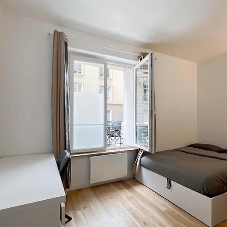 Charming 35 M In 16th District Apartment *